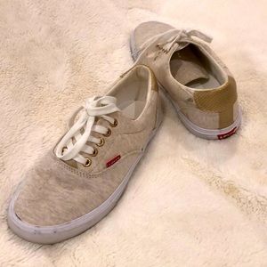 Levi’s Sneaker Tan/white with gold trim Size 7